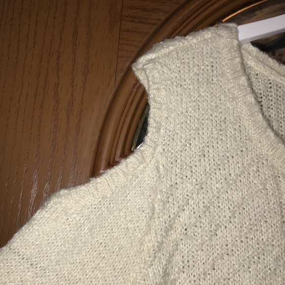 G.I.L.I Cable Knit Cold Shoulder Sweater With Bell Sleeves In Vanilla Cream - Picture 9 of 16
